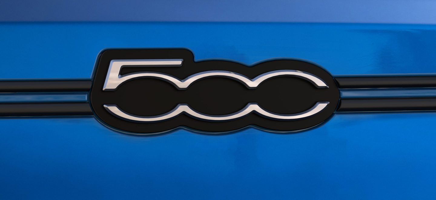 Vista Primer plano del emblema Fiat y la parrilla en el Fiat 500X 2022.