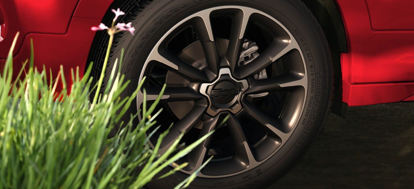 Se muestra un primer plano de la rueda y el neumático del Fiat 500X Sport 2023.