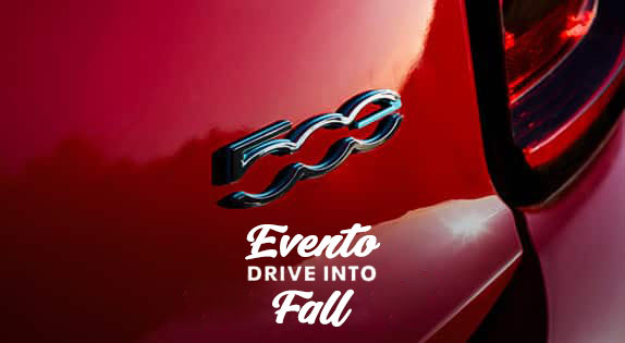 Ángulo en primer plano del logo de un Fiat 500e 2024.